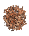 Een stapel Vulmateriaal Boomschors-Houtschors 15L, bestaande uit gedroogde bruine boomschorssnippers, is in een cirkelvorm gerangschikt op een witte achtergrond.