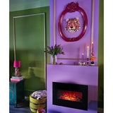 Een moderne woonkamer met groene muren, een paarse open haard en roze ingelijste luipaardkunst. Een mand met een deken, Zijden kunstboeket Tulpen in vaas Paars en kaarsen versieren de ruimte. Boeken en een roze lamp staan op een groenblauwe bijzettafel.
