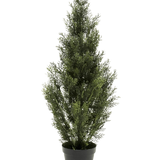 De Kunstplant Conifeer UV 90cm is een kleine kunstden met dicht groen gebladerte in een zwarte plastic pot, rechtopstaand tegen een effen witte achtergrond.