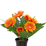 De Kunstplant Gerbera UV 28 cm oranje heeft kunstmatige oranje en gele margrietachtige bloemen met groene bladeren in een zwarte pot, perfect om elke ruimte op te fleuren.