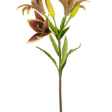 De Kunstbloem Aziatische Lelie 66 cm oud roze heeft een enkele steel met drie roze kunstlelie bloemen-twee in bloei en een in knop-met groene bladeren, tegen een effen witte achtergrond.