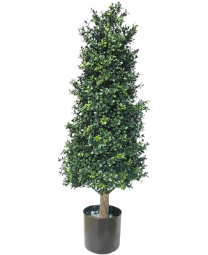 De Kunstplant Buxus Pyramide UV 90 cm heeft dicht groen blad in een conische vorm, in een eenvoudige zwarte pot. Met UV-bescherming is hij ideaal als opvallende tuinplant tegen een witte achtergrond.