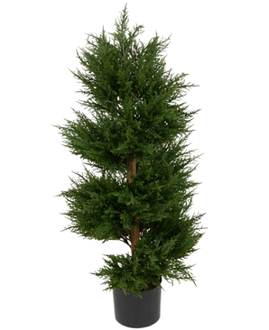 De Kunstplant Conifeer UV 90cm is een hoge groene kunstdennenboom met dicht gebladerte in een eenvoudige zwarte pot, tegen een effen witte achtergrond.