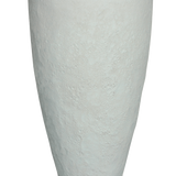 De Plantenbak Polystone Brann Beige is een grote, hoge lichtgrijze plantenbak met een gestructureerd, licht ruw oppervlak en een brede, ronde opening aan de bovenkant.