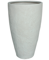 De Plantenbak Polystone Brann Beige is een grote, hoge lichtgrijze plantenbak met een gestructureerd, licht ruw oppervlak en een brede, ronde opening aan de bovenkant.