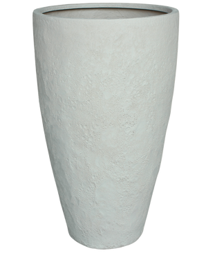 De Plantenbak Polystone Brann Beige is een grote, hoge lichtgrijze plantenbak met een gestructureerd, licht ruw oppervlak en een brede, ronde opening aan de bovenkant.