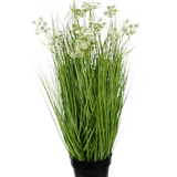 De Kunstgras wortel bloemen uiengras 90cm brandvertragend heeft lange, slanke groene bladeren en delicate witte bloemtrossen in een pot, tegen een effen witte achtergrond.