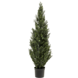 De Kunstplant Conifeer UV 120cm, een hoge en smalle kunstgroene groenblijver met dicht groen blad in een kleine zwarte pot, wordt getoond tegen een effen witte achtergrond.