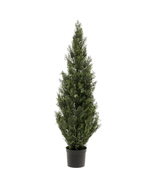 De Kunstplant Conifeer UV 120cm, een hoge, smalle kunstgroene groenblijver met dicht groen blad in een kleine zwarte plastic pot, is gecentreerd tegen een effen witte achtergrond.