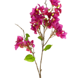 De Kunstbloem Bougainvillea 90 cm paars heeft levendige magenta-paarse bloemen en groene bladeren op slanke bruine stelen, tegen een effen witte achtergrond.