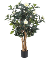 De Kunstplant Camellia japonica 100 cm heeft meerdere bruine stelen, glanzend groene bladeren en verschillende grote witte kunstbloemen in een hoge pot, tegen een effen witte achtergrond.