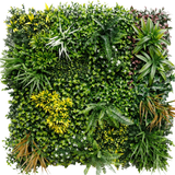 De Kunsthaag Eternity 100x100 cm UV heeft een vierkant paneel van diverse groene planten, waaronder varens, klimop en weelderig gebladerte, waardoor een dichte verticale tuin voor binnen of buiten ontstaat tegen een witte achtergrond.