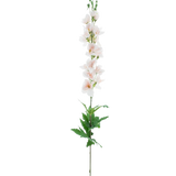 De Kunstbloem Ridderspoor Real Touch champagnepa 90 cm heeft een enkele hoge steel met lichtroze bloemen die verticaal bloeien en groene bladeren bij de basis, tegen een effen witte achtergrond.