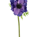 De Kunstbloem Anemone 43 cm paars heeft een donker hart, delicate groene blaadjes en een lange groene steel, die een opvallend contrast vormen tegen de effen witte achtergrond.