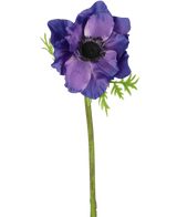 Kunstbloem Anemone 43 cm paars heeft een donkere kern, delicate groene bladeren en een lange groene staal-de perfecte paarse kunstbloem als decoratieve toevoeging aan je interieur.