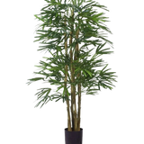 De Kunstplant Lady Palm 150 cm brandvertragend heeft slanke groene bladeren en meerdere dunne, bruine stengels in een kleine zwarte pot, tegen een effen witte achtergrond.