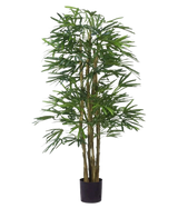 De Kunstplant Lady Palm 150 cm brandvertragend heeft slanke lichtbruine stelen en dichte groene bladeren, weergegeven in een compacte zwarte pot tegen een witte achtergrond.