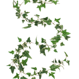 De Kunst Boston klimop slinger groen-wit 180 cm UV is vormgegeven in de vorm van het getal 8, met groene en witte klimopranken tegen een effen witte achtergrond.