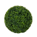 Een bovenaanzicht van de Kunstplant Buxus romeinse stijl UV D40cm, een netjes gesnoeide, bolvormige kunstheester met dichte groene bladeren tegen een effen witte achtergrond.