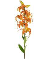 De Kunstbloem Martagon Lelie 78 cm oranje heeft een enkele steel met meerdere levendige oranje leliebloemen en groene bladeren, perfect om tentoon te stellen, geïsoleerd op een witte achtergrond.