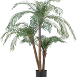 De Kunstpalm Cycas Classic 135 cm heeft meerdere slanke stammen en lange, overhangende groene bladeren, in een eenvoudige zwarte pot tegen een effen witte achtergrond.