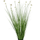 De Kunstgras Prei Bloem Uien Graspot 120cm brandvertragend heeft lange groene grasachtige bladeren en lange stelen met lichtpaarse bloemtrossen, perfect om levensecht groen toe te voegen aan elke ruimte.