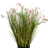 De Kunstgras roze Gesang Bloem uiengraspot is een 90cm hoge, vlamvertragende kunstplant met lange groene grasachtige bladeren en roze bloemen in een ronde zwarte pot, afgebeeld tegen een witte achtergrond.