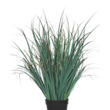 De Kunst Grasplant Gazon Groen 70 cm brandvertragend heeft lange, dunne groene bladeren in een zwarte pot, tegen een effen witte achtergrond-een stijlvolle kunstplant perfect voor moderne interieurs.