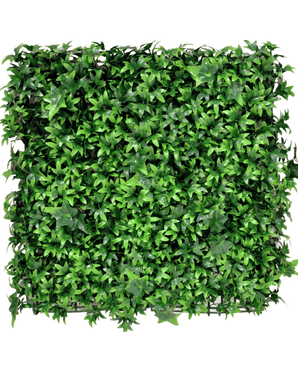 De Kunsthaag Klimop 50x50 cm UV is een dicht vierkant paneel van kunstmatige groene klimopbladeren, die een weelderige, bladerrijke achtergrond creëren met overlappend gebladerte op een witte achtergrond.