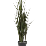 De Kunstgras Bordeaux UV 90cm is een hoog, groen siergras met lange, slanke bladeren in een zwarte plastic pot, tegen een effen witte achtergrond.
