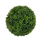 Bovenaanzicht van de Kunstplant Buxus romeinse stijl UV D30cm, een ronde, dichte kunst buxusbol met groene bladeren, tegen een effen witte achtergrond.