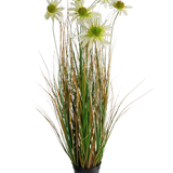 De Kunstgras chrysant uienpot 90cm brandvertragend is een kunstplant in pot met lange groene en bruine grasachtige bladeren, met daarop witte margrietbloemen met een geel hart.