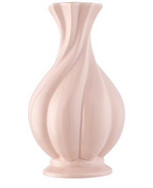 De Vaas Little Fairy 26 cm roze is een glanzende, lichtroze vaas van keramiek met een uitlopende rand en wervelende rondingen, perfect voor het uitstallen van een zijden kunstbloemen boeket. Afgebeeld tegen een witte achtergrond.