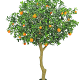 De Kunstboom Sinaasappel 275 cm heeft een slanke stam, dichte groene bladeren en levendige oranje vruchten, waardoor een realistische en decoratieve oranje boom in pot ontstaat tegen een effen witte achtergrond.