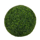 Een dichte, groene, bolvormige Kunstplant Buxus romeinse stijl UV D65cm met kleine blaadjes, geïsoleerd afgebeeld op een effen witte achtergrond.