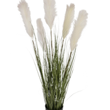 De Kunstgras stoffen riet-ui graspot 120cm brandvertragend heeft hoge groene grasachtige bladeren en pluizige witte pampaspluimen in een zwarte pot, tegen een effen witte achtergrond.