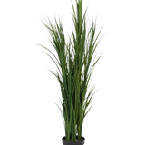De Kunstgras Groen UV 150cm is een hoge kunstgrasplant met lange, slanke groene bladeren in een kleine zwarte pot, afgebeeld tegen een effen witte achtergrond.