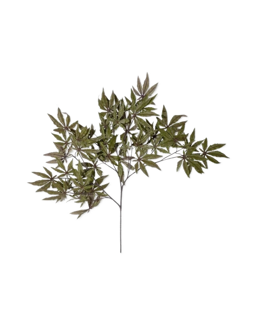 De Kunsttak Esdoorn 70 cm groen brandvertragend heeft een dunne steel met meerdere takken, elk versierd met puntige, stervormige groene bladeren, en is geïsoleerd afgebeeld op een witte achtergrond.