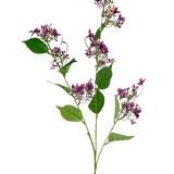De Kunstbloem Wilde Hortensia 86 cm paars heeft een enkele steel met meerdere trossen kleine paarse bloemen en groene bladeren, geïsoleerd op een witte achtergrond.