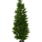 Kunstplant Conifeer toren UV 120 cm: hoge, kunstmatige groene cipresboom in een zwarte pot met UV bescherming, ideaal als kunstplant voor balkon, afgebeeld tegen een witte achtergrond.