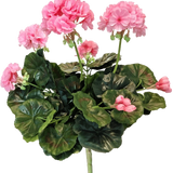 De Kunst Geranium 40 cm roze heeft roze bloesems en ronde groene bladeren op lange stelen, die de schoonheid van een roze kunstplant of nep geranium laten zien tegen een witte achtergrond.