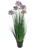 De Kunstgras paarse Agapanthus uiengraspot is een 90cm brandvertragende kunstplant met lange groene bladeren en lange stelen met trosjes kleine paarse bloemen.
