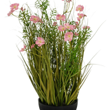 De Kunstgras roze Gesang Bloem uiengraspot 56cm brandvertragend heeft een zwarte pot met lang groen kunstgras en zachtroze-witte bloemen, perfect voor een stijlvolle inrichting tegen een witte achtergrond.