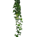 De Kunst hangplant Klimop Boston 120 cm groen heeft een lange streng van kunstmatige groene klimop met dichte, puntige bladeren die naar beneden vallen tegen een effen witte achtergrond.