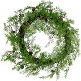 De Kunstkrans Grenen 50cm groen is een ronde krans gemaakt van groene dennentakken en kleine bruine dennenappels, gerangschikt in een natuurlijke, rustieke stijl tegen een witte achtergrond.