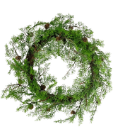 De Kunstkrans Grenen 50cm groen is een ronde krans gemaakt van dichte groene dennentakken met kleine bruine dennenappels, gelijkmatig gerangschikt en weergegeven tegen een witte achtergrond.