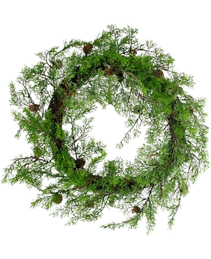 De Kunstkrans Grenen 50cm groen is een ronde krans gemaakt van dichte groene dennentakken met kleine bruine dennenappels, gelijkmatig gerangschikt en weergegeven tegen een witte achtergrond.