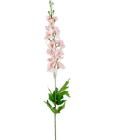 De Kunstdelphinium Real Touch Roze 90cm heeft een enkele hoge steel met lichtroze, ruche bloemen en groene bladeren tegen een witte achtergrond.