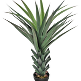 De Kunstplant Agave Pandora UV 120 cm heeft lange, puntige groene bladeren die zich verspreiden vanaf een dikke, gelaagde stengel, tegen een effen witte achtergrond.