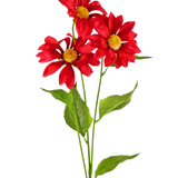 De Kunstbloem Madelief 78 cm rood heeft drie levendige rode kunstmadeliefjes met gele hartjes en groene blaadjes op lange stelen, tegen een effen witte achtergrond.